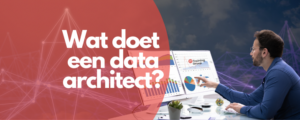 data architect man kijkt naar scherm met cijfers en grafieken